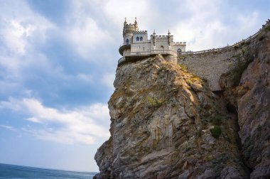 Karadeniz kıyısındaki Kırlangıç Yuvası Kalesi, Kırım, Ukrayna. Yazın kayaların tepesinde Kırlangıç Yuvası 'nın inanılmaz manzarası.