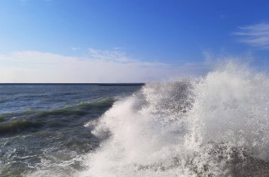 Kıyıda fırtınalı deniz dalgaları kopuyor. Güzel deniz manzarası.