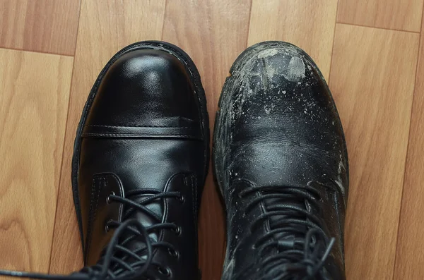 一只干净的鞋站在一只脏的鞋旁边 — 图库照片