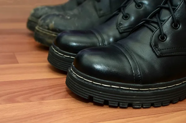 Tiszta Koszos Fekete Cipő Közelkép Bőrcipők Gondozásának Fogalma Stock Fotó