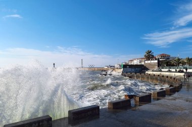 Soçi, Rusya - 09 Ocak 2022: Deniz dalgaları kıyıya çarpıyor. Kıyı bölgesi, güzel deniz manzarası..
