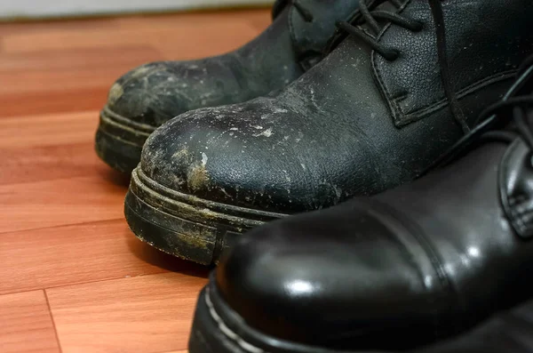 地板上干净脏的黑鞋子 — 图库照片