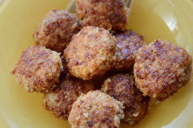 Kızarırken tavada köfte