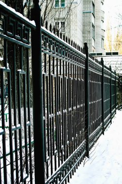 Sokakta çit Siyah metal çit