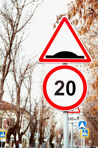 Ограничение Скорости Дорожных Знаков Скоростной Толчок Рядом Дорогой Крупным Планом — стоковое фото