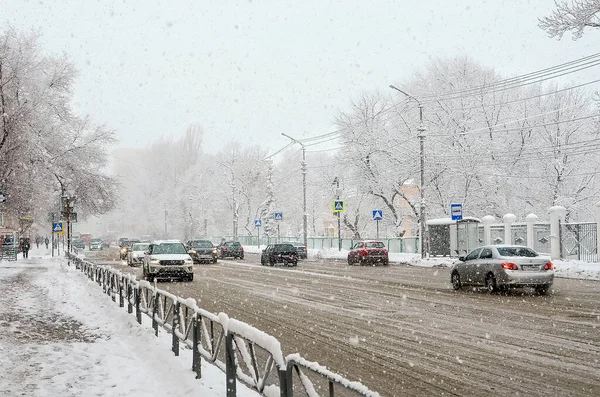 Saratov Rusya Aralık 2021 Karlı Bir Cadde Boyunca Bir Sürü — Stok fotoğraf