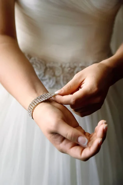 Невеста Надевает Браслет Крупным Планом — стоковое фото
