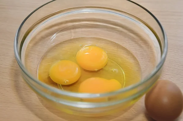 玻璃器皿中的鸡蛋 烹调用 — 图库照片