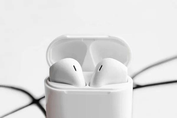 Auriculares Inalámbricos Caja Plástico Blanco Brillante Sobre Fondo Blanco — Foto de Stock