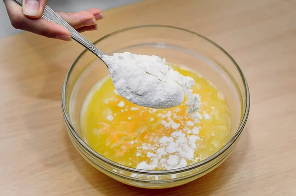 Despeje Farinha Uma Tigela Vidro Com Ovo Quebrado Cozinhar — Fotografia de Stock