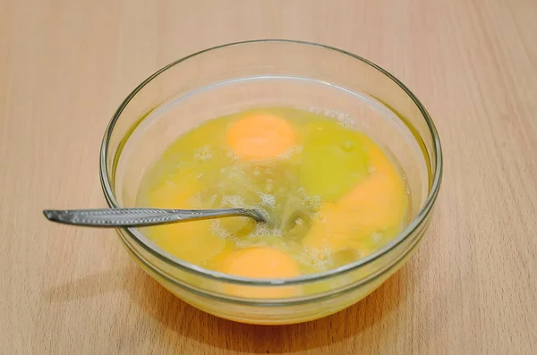 Cam Bir Kabın Içinde Çırpılmış Yumurta Pişirme — Stok fotoğraf