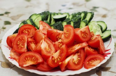dilimlenmiş domates ve salatalık yalan bir tabağa yakın çekim