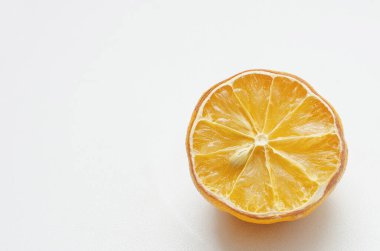 Beyaz arka planda dilimlenmiş limon. Metin ve metin boşluğu için yer.