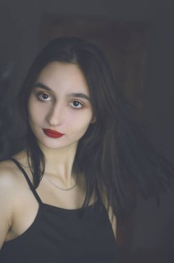 Esmer, esmer ve esmer bir kadının portresi. Dikey fotoğrafçılık.