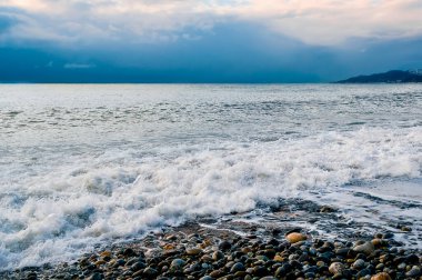 Yaz tatilinde yumuşak deniz ve kum dalgaları güzel plaj, arka plan, seyahat konsepti, seçici odak.