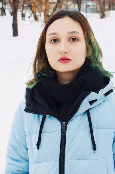 Ung Vacker Flicka Vinterkläder Promenader Parken Vintern — Stockfoto