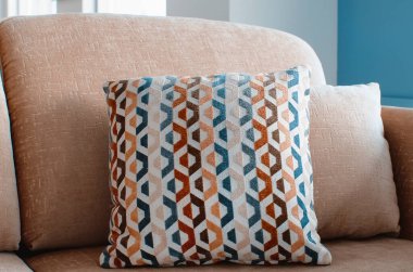 Oturma odasındaki kanepede renkli yastıklar. Yakın plan, seçici odaklanma. İçerideki dekor ögesi.