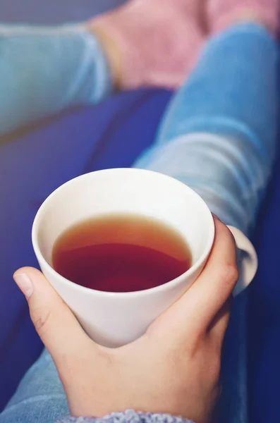 Close Glass Tea Hands Girl Blue Jeans Vertical Photography — Stock Photo, Image