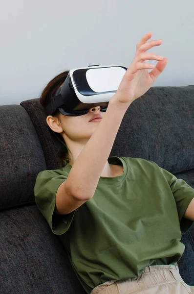 Jovem Fone Ouvido Realidade Virtual Óculos Jogando Videogame Apontando Para — Fotografia de Stock