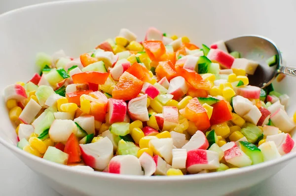 Komkommers Maïs Paprika Salade Witte Kom — Stockfoto