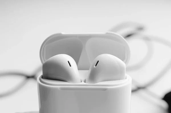 Bezprzewodowe Słuchawki Błyszczącej Białej Plastikowej Walizce Zbliżenie Selektywne Skupienie Miejsce — Zdjęcie stockowe