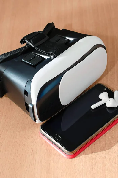 Óculos Realidade Virtual Smartphone Fones Ouvido Mesa Foto Vertical — Fotografia de Stock