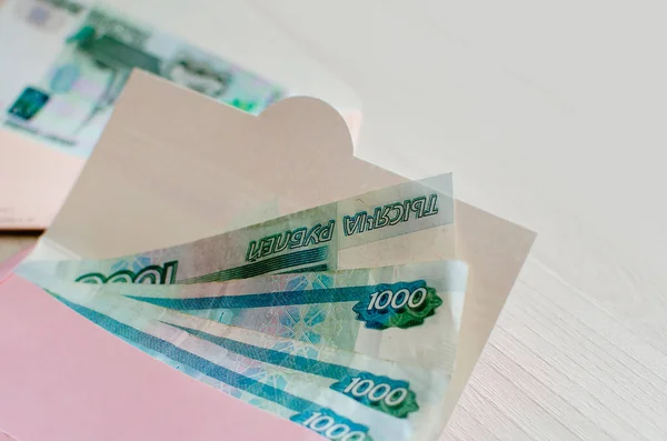 Mesa Envelope Presente Com Notas Russas Denominações Mil Rublos Fundo — Fotografia de Stock