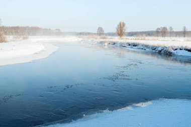 Kış manzarası, ocak, nehir vadiden akıyor.