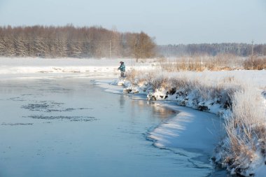Kış manzarası, ocak, nehir vadiden akıyor.