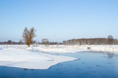 Kış manzarası, ocak, nehir vadiden akıyor.