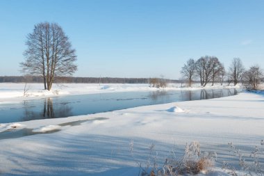 Kış manzarası, ocak, nehir vadiden akıyor.