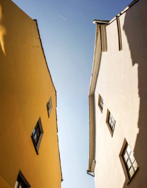 Güneşli bir günde iki binanın cepheleri