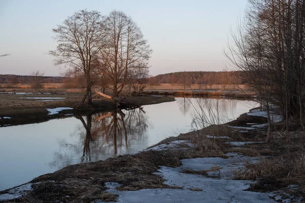 Kış manzarası, Mart, nehir vadiden akıyor.