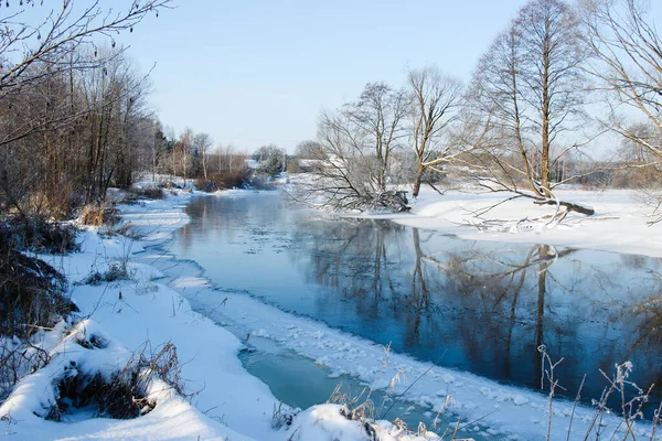 Kış manzarası, ocak, nehir vadiden akıyor.