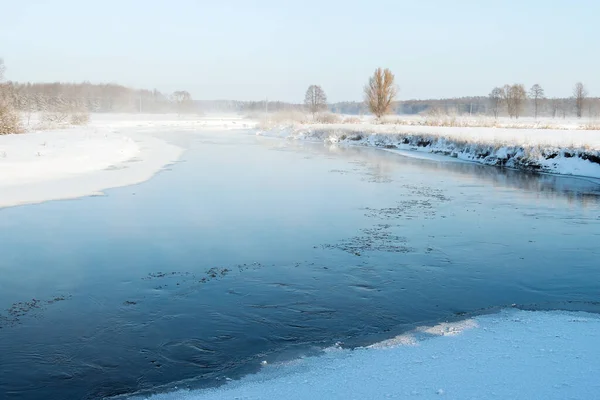 Kış manzarası, ocak, nehir vadiden akıyor.