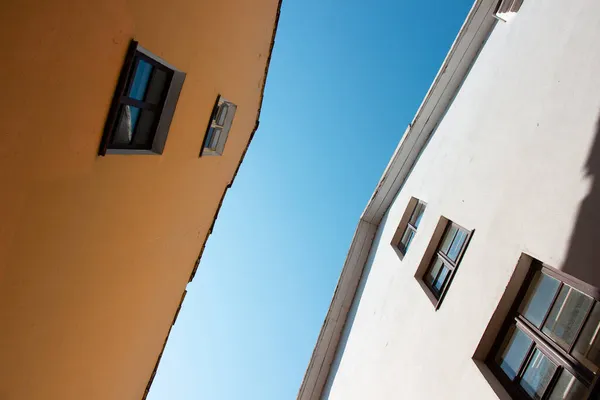 Güneşli bir günde iki binanın cepheleri