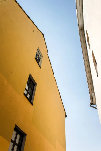 Güneşli bir günde iki binanın cepheleri