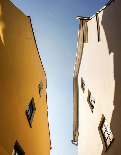 Güneşli bir günde iki binanın cepheleri