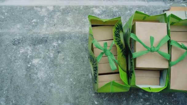 Muchacha Pone Suelo Las Bolsas Verdes Con Los Regalos Caja — Vídeos de Stock