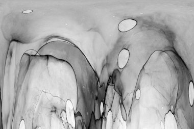 Alkol mürekkebiyle sunulan yüksek kaliteli soyut tablolar tasarımcıya modern bir sanat geçmişi kazandırıyor..