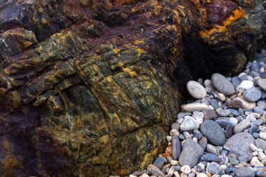 Kırsal taşlar, paslanmış dokular, renkli ve ilginç arka planlar ve büyüleyici dokular, web tasarımı ve soyut arkaplanlar için kullanılır.