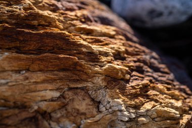 Kırsal taşlar, paslanmış dokular, renkli ve ilginç arka planlar ve büyüleyici dokular, web tasarımı ve soyut arka plan için kullanılır.