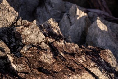 Kırsal taşlar, paslanmış dokular, renkli ve ilginç arka planlar ve büyüleyici dokular, web tasarımı ve soyut arka plan için kullanılır.