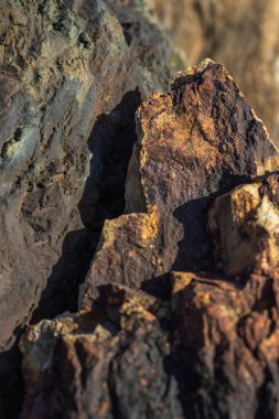 Kırsal taşlar, paslanmış dokular, renkli ve ilginç arka planlar ve büyüleyici dokular, web tasarımı ve soyut arka plan için kullanılır.