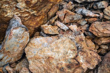 Kırsal taşlar, paslanmış dokular, renkli ve ilginç arka planlar ve büyüleyici dokular, web tasarımı ve soyut arkaplanlar için kullanılır.