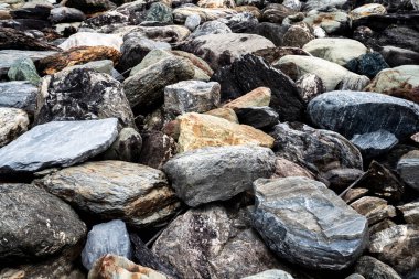 Kırsal taşlar, paslanmış dokular, renkli ve ilginç arka planlar ve büyüleyici dokular, web tasarımı ve soyut arkaplanlar için kullanılır.