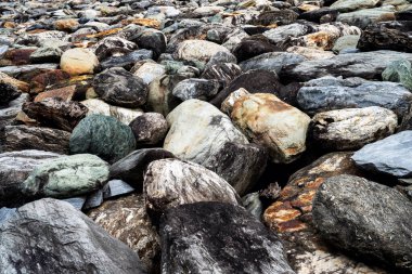 Kırsal taşlar, paslanmış dokular, renkli ve ilginç arka planlar ve büyüleyici dokular, web tasarımı ve soyut arkaplanlar için kullanılır.