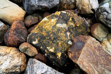 Kırsal taşlar, paslanmış dokular, renkli ve ilginç arka planlar ve büyüleyici dokular, web tasarımı ve soyut arkaplanlar için kullanılır.