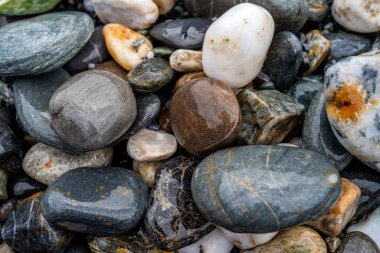 Kırsal taşlar, paslanmış dokular, renkli ve ilginç arka planlar ve büyüleyici dokular, web tasarımı ve soyut arkaplanlar için kullanılır.