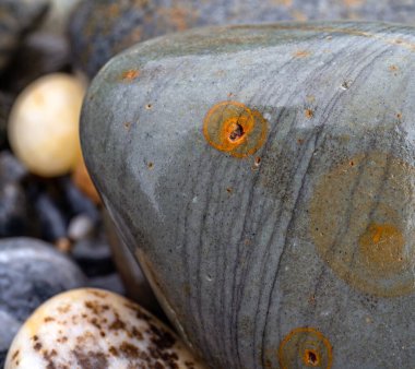 Kırsal taşlar, paslanmış dokular, renkli ve ilginç arka planlar ve büyüleyici dokular, web tasarımı ve soyut arkaplanlar için kullanılır.